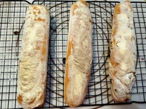 烤制完成后，直接把面包转移到晾晒网上。