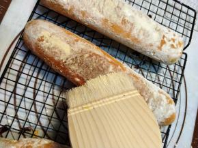 用一把干净的毛刷刷掉表面的面粉。