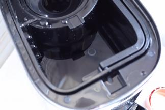 往水箱里倒入纯净水