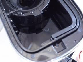 往水箱里倒入纯净水