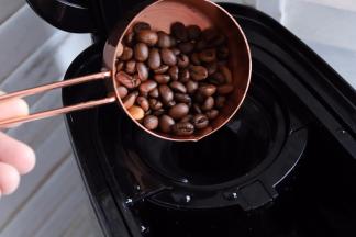 安装好咖啡篮，加入咖啡豆