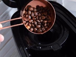 安装好咖啡篮，加入咖啡豆