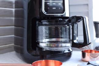 把玻璃杯放到保温板上，确保玻璃杯的中心对准止漏阀