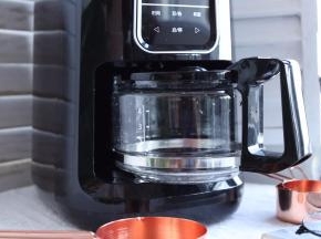 把玻璃杯放到保温板上，确保玻璃杯的中心对准止漏阀