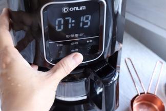 轻按启动键，机器开始运行