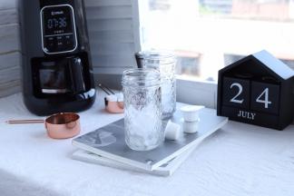 准备好杯子，倒入冰块