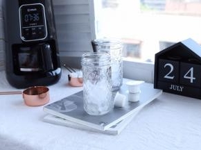 准备好杯子，倒入冰块