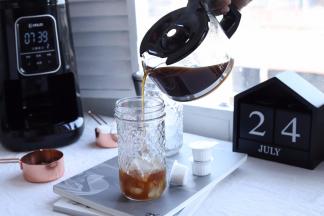 冲泡完成，听到提示音响时，拿出玻璃杯，倒入装好冰块的杯子