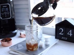 冲泡完成，听到提示音响时，拿出玻璃杯，倒入装好冰块的杯子