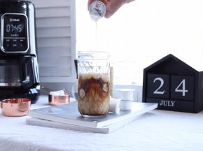 再加入奶油球和方糖（可不放）