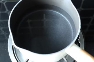 锅内倒入适量的清水，加入少许的盐，煮沸