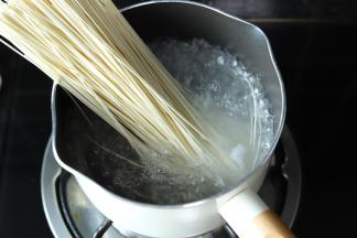 放入挂面，再次水开时加入少许冷水，再次煮开，软硬度按自己喜好