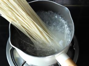 放入挂面，再次水开时加入少许冷水，再次煮开，软硬度按自己喜好
