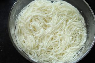 准备一碗凉开水，挂面过一下冷河