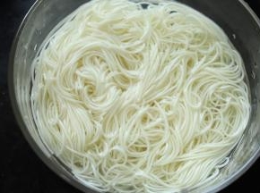 准备一碗凉开水，挂面过一下冷河