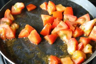 平底锅倒入一点油，放入番茄丁，加入盐，炒至变成番茄汁