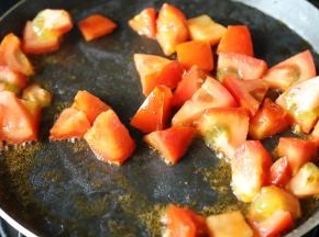 平底锅倒入一点油，放入番茄丁，加入盐，炒至变成番茄汁