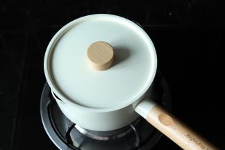 锅内再次加入一大碗清水，煮开