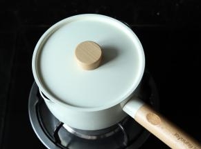 锅内再次加入一大碗清水，煮开