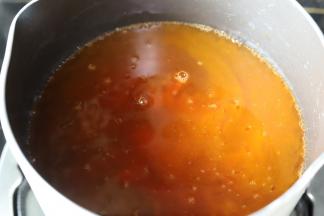 放入番茄汁，加入各种调味品调味