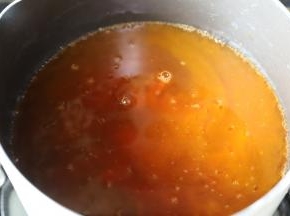 放入番茄汁，加入各种调味品调味