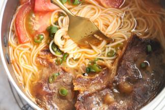 放入五香牛肉，番茄片，洒上葱粒，面汤就做好了