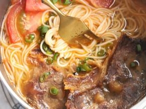 放入五香牛肉，番茄片，洒上葱粒，面汤就做好了