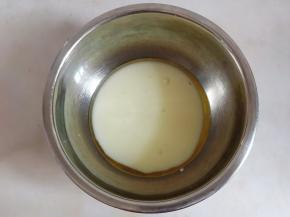 牛奶和玉米油混合。