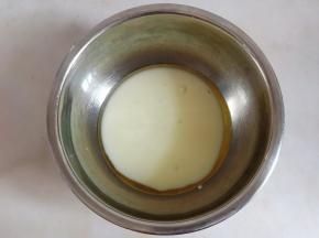 牛奶和玉米油混合。