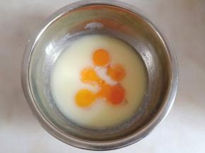 搅拌至看不见油点后加入蛋黄，搅拌均匀。