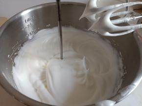 检验蛋白霜是否打发好，可以插根筷子，蛋白霜能立住筷子即可。