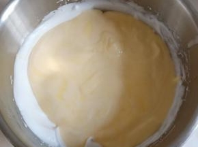 再将剩余的蛋黄糊全部倒回蛋白霜中翻拌均匀。