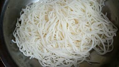 煮好的米粉捞出过凉水，控干水份备用。