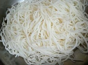 煮好的米粉捞出过凉水，控干水份备用。