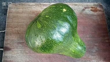 准备一个新鲜南瓜，取小半。