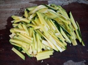 南瓜切粗丝。