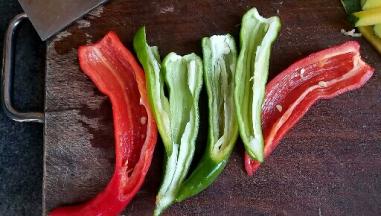 青、红辣椒洗净去籽。