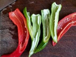 青、红辣椒洗净去籽。
