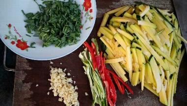 蒜切末，葱切小段。