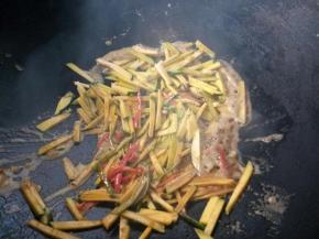 锅烧热下油，放入蒜末爆香，将南瓜与辣椒同炒。