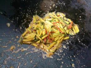 炒至断生，放入味极鲜酱油、盐、胡椒粉、辣椒面翻炒均匀。