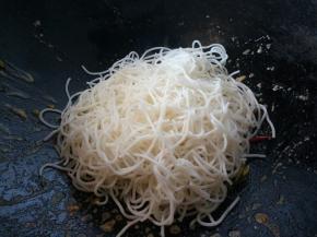 放入煮好的米粉