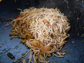 锅中放少量的水翻炒片刻。