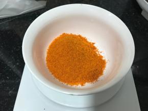 用电子称称35g烤翅腌料。