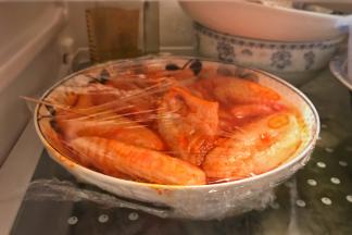 盖上保鲜膜，放冰箱腌制一个晚上。