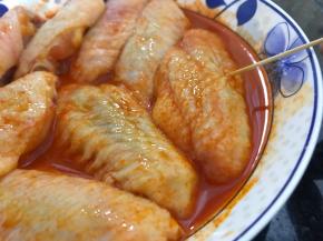 拿一根牙签，在鸡翅的正反面戳几下，这样做能使烤翅更加入味。