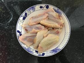 先将冷冻的鸡翅拿出来解冻。