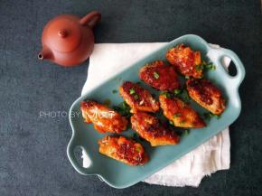 不粘锅里涂一层油，放入鸡翅，将鸡翅煎至两面金黄即可。