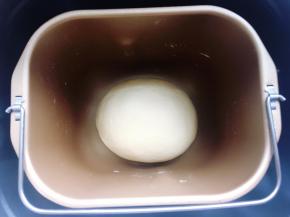 面包机选择“和面”程序后，启动开始，经过两个程序20分钟的时间，面团和好呈光滑的状态。