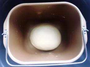 面包机选择“和面”程序后，启动开始，经过两个程序20分钟的时间，面团和好呈光滑的状态。